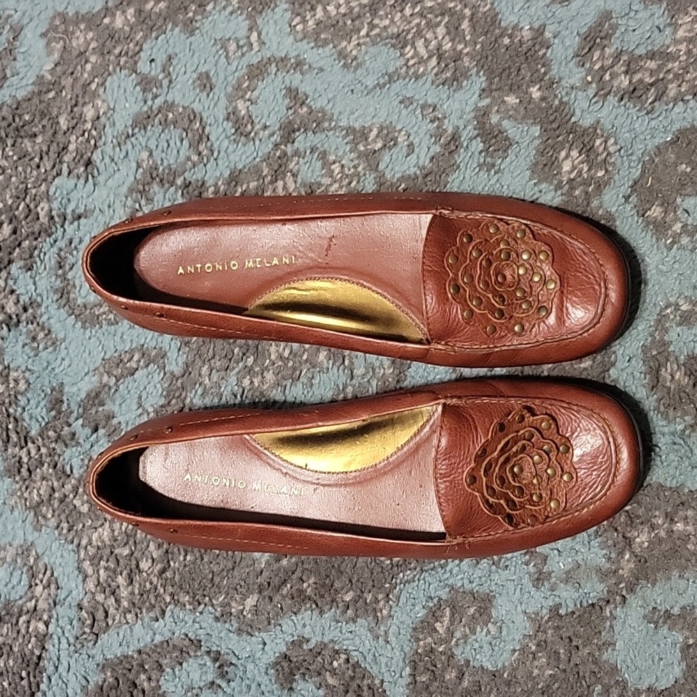 Antonio Melani leather and gold pegged flower shoes, size 8.